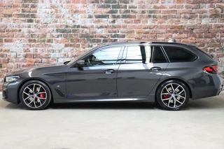 BMW 5 Serie Touring 520i High Executive M Sport Pakket Automaat  / Trekhaak / Panoramadak / Stoelverwarming / Nappa Leder / Comfortstoelen / Achteruitrijcamera / Apple Carplay / Driving Assistant / Cruise Control / Navigatie Professional / Adaptief Onderstel / 4