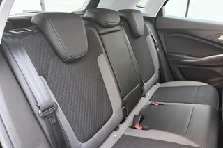 Opel Grandland X 1.6 Turbo Hybrid Business Elegance 225 PK Automaat | Trekhaak | Camera | Keyless | Elektrische achterklep | Climate control | Stoelverwarming | Dakrails / 19