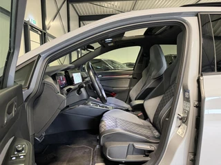 Volkswagen Golf 1.5 eTSI R-Line Pano Virtual Camera IQ Light / 28