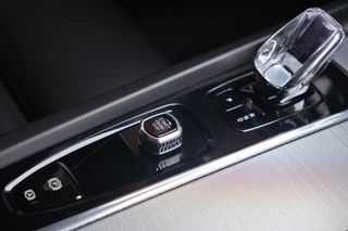 Volvo XC60 T6 Recharge AWD Plus Bright | Stoelverwarming | Trekhaak | 360° Camera |  Long range  | Pilot Assist |  BLIS  | Keyless / 43