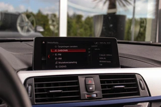BMW 3-serie Touring 320i M Sport Edition | 2e eigenaar | NL auto | Camera | HiFi audio | Stoelverwarming | DAB | Head-up | Cruise control | LED | Park Assistant | PDC | Navigatie / 32