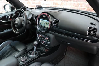MINI Clubman Cooper S Chili Serious Business Automaat / Navigatiesysteem Professional / Panoramadak / Trekhaak / Leder / 19 Inch / Driving Assistant / Lichtpakket / Achteruitrijcamera / Climate Control / Harman Kardon / Stoelverwarming / 21