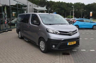 Toyota PROACE Electric Verso LONG EXTRA RANGE DYNAMIC 75KWH 8-PERSOONS ROLSTOELAUTO VERLAAGD-INBOUW-OPRIJPLAAT 2x SCHUIFDEUR / 28