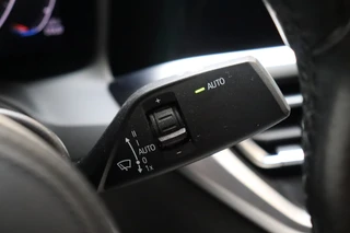 BMW 3 Serie Sedan 330i Executive M Sport Pakket Automaat  / Live Cockpit Professional / Schuif-/kanteldak / Sportstoelen / Achteruitrijcamera / Active Cruise Control met Stop en Go-functie / 19 Inch / Hifi / M Sportremsysteem / Leder / Shadow Line / Neerklapbare Achterbank / Extra Getint Glas / 18