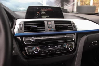 BMW 3-serie Touring 318i Centennial Executive M-sport | 2e eigenaar | HiFi audio | Navigatie | Bluetooth | Climate control | M-sportstuur | Cruise control | PDC | 18 inch | Trekhaak / 23