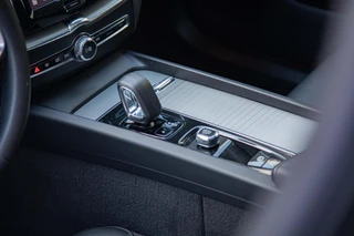Volvo XC60 2.0 T6 Plug-in hybrid AWD Core Bright Panorama|Leder / 13