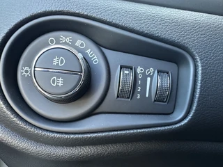 Jeep Renegade 4xe 240 Plug-in Hybrid The North Star (Elektrisch Schuifdak - Navigatie - Apple Carplay - Camera - Stoel & Stuurverwarming - LED) / 31