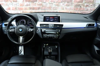 BMW X1 sDrive18i High Executive M Sport Pakket Automaat  / Navigatiesysteem Professional / Panoramadak / 18 Inch / LED / Stoelverwarming / Achteruitrijcamera / Extra Getint Glas / Harman Kardon / Shadow Line / Parkeersensoren voor+achter / 13