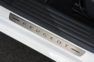 Peugeot e-2008 EV GT Pack 50 kWh Panoramadak Adaptieve Cruise Stoelverwarming / 26