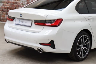 BMW 3 Serie Sedan 318i Executive Sport Line Automaat  / Live Cockpit Professional / Stoelverwarming / Parkeersensoren voor+achter / LED / 18 Inch / DAB / Climate Control / Shadow Line / Extra Getint Glas / Apple CarPlay / Cruise Control / Lichtpakket / 6