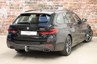 BMW 5 Serie Touring 520i High Executive M Sport Pakket Automaat  / Trekhaak / Navigatie Professional / Achteruitrijcamera / Comfortstoelen / DAB / Apple Carplay / Stoelverwarming / Adaptief Onderstel / Cruise Control / LED / 5