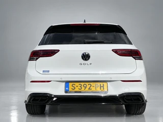Volkswagen Golf 1.5 eTSI R-Line 150 pk Business  | 1e eigenaar | navigatie | IQ light | camera | sfeerverlichting | stoel-stuurverw. / 7