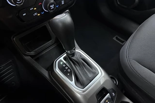 Jeep Renegade 1.3T-e Freedom Automaat | Navigatie | Trekhaak | Camera | Dakrails | Extra getint glas | Lichtmetalen velgen | Parkeerassistent / 30