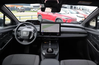 Toyota bZ4X Touring Dynamic 75 kWh NIEUW & DIRECT LEVERBAAR! BLIND-SPOT PARK-SENSOREN STOEL/STUURVERW APPLE/ANDROID 18" LM-VELGEN / 22