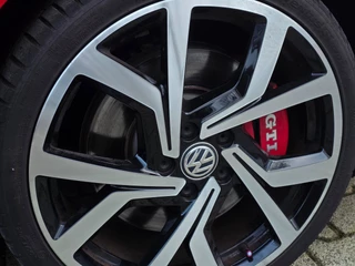 Volkswagen Golf 2.0 TSI GTI Clubsport / 265-360PK / NAP = UNIEK !! / NWE TURBO / PANO / DYNAUDIO / CAMERA / CARPLAY / 19 INCH ! / 20