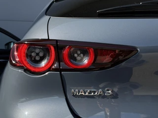 Mazda 3 2.0 e-SkyActiv-G M Hybrid 122 Comfort met Bose | Apple Carplay / Android Auto | Navigatiesysteem | Licht + Regensensor | Elektrisch Verstelbare Bestuurderstoel  | Stoel + Stuurverwarming | Parkeersensoren Voor + Achter | Camera Achter | 18"Lichtmetalen velgen | Lederen Bekleding | Cruise Control Adaptief / 13