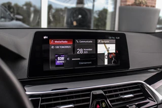 BMW 5-serie M550d xDrive High Executive | 2e eigenaar | Driving Assistant Plus | Innovation pakket | Stoelverwarming & -ventilatie | Stuurverwarming | Harman-kardon | 360 camera / 33