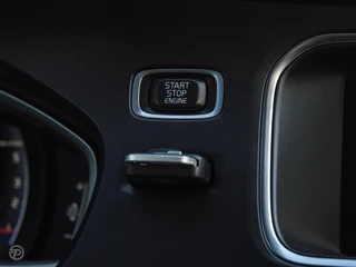 Volvo V40 2.0 D3 150 PK Business Sport R-Design Panoramadak Harman Kardon LED Standkachel Trekhaak Stoelverwarming 18" / 34