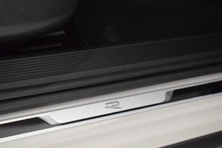Volkswagen T-Roc 1.5 TSI 150pk DSG R-Line Business+ Black Style Trekhaak Camera IQ.Light Panoramadak Virtual Cockpit Navigatie / 41