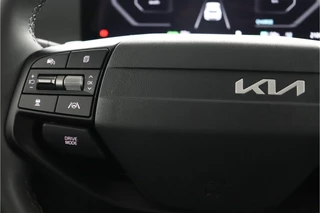 Kia EV6 Light Edition 63 kWh - SOH 99,7%  - Navigatie - Adaptive Cruise Control - Stoel/Stuur verwarming - Apple Carplay/Android Auto - Fabrieksgarantie tot 02-2032 / 25
