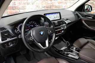 BMW X3 xDrive20i High Executive xLine Automaat  / Navigatie Professional / Leder / Trekhaak / 19 Inch / Adaptieve LED-koplampen / Stoelverwarming / Ambiance Verlichting / Parkeersensoren voor+achter / Sportstoelen / 12