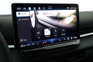 Volkswagen T-Roc 1.5 eTsi 150pk DSG R-Line First Edition Trekhaak Camera Keyless Stoelverwarming Virtual Cockpit Carplay / 26