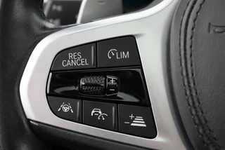 BMW X3 xDrive30e High Executive M Sport Stuur l Panoramadak | Harman Kardon | 360° | Trekhaak | Adaptive Cruise / 22