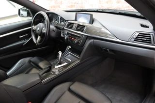 BMW 3 Serie Gran Turismo 335i xDrive High Executive M Sport Pakket Automaat  / Navigatiesysteem Professional / Panoramadak / Trekhaak / Leder / Innovatiepakket / 18 Inch / Shadow Line / Active Cruise Control met Stop en Go-functie / Stoelverwarming / Climate Control / Xenon / Extra Getint Glas / 19
