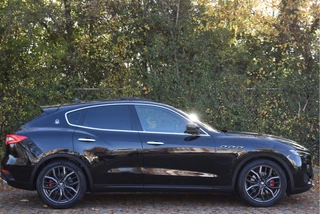 Maserati Levante 3.0 V6 AWD GranLusso 350 pk Facelift Driver ass.Pack 1 | Open dak | Harman/Kardon | Camera | Luchtvering | Carplay | Keyless | DAB | Full LED | 20" / 27