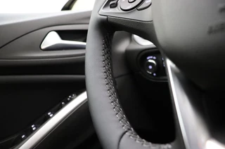 Opel Grandland 1.2 Turbo GS 130pk | Navigatie via APP | Climate Control | Stoel - Stuurverwarming | Parkeersensoren | Lichtmetalen Velgen | AGR Stoelen / 17