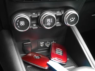 Renault Captur 1.6 E-Tech Plug-in Hybrid 160 Intens | Panorama dak | Achteruitrijcamera | Lichtmetalen velgen | Navigatie | Cruise control | Stoelverwarming | / 35