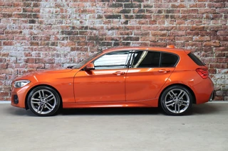 BMW 1 Series 118i Executive M Sport Pakket 5 deurs / Navigatie Professional / LED / Trekhaak / 18 Inch / Climate Control / Hifi / Parkeersensoren / Cruise Control / Extra Getint Glas / Bluetooth / Shadow Line / 4