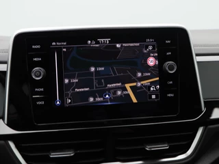 Volkswagen T-Roc 1.5 TSi 150 Pk Automaat R-Line Business | Trekhaak | Stoelverwarming | Camera | Adaptive Cruise | Carplay | Navigatie | 17 Inch | 20.604 Km !! / 29