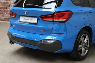BMW X1 sDrive18i High Executive M Sport Pakket Automaat  / Navigatiesysteem Professional / Panoramadak / 18 Inch / LED / Stoelverwarming / Achteruitrijcamera / Extra Getint Glas / Harman Kardon / Shadow Line / Parkeersensoren voor+achter / 6