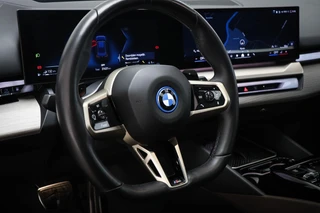BMW 5-serie Touring 550e xDrive | INNOVATION / M SPORT PRO- PACK | PANORAMADAK | HEAD UP | STUURVERWARMING | 360 CAMERA | 20" / 37