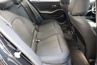 BMW 3 Serie Sedan 320i Executive Edition Automaat  / Trekhaak / Live Cockpit Professional / Cruise Control / Parkeersensoren / Neerklapbare Achterbank / Apple Carplay / Sportstuur / 17