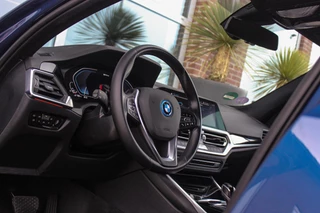 BMW 3-serie Touring 320e High Executive Sport Line | 1e eigenaar | NL auto | Driving Assistant | HiFi audio | LED | 18 inch | Stoelverwarming | DAB | Carplay | Navigatie | PDC / 39