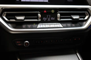 BMW 3 Serie Sedan 330i Executive M Sport Pakket Automaat  / Live Cockpit Professional / Schuif-/kanteldak / Sportstoelen / Achteruitrijcamera / Active Cruise Control met Stop en Go-functie / 19 Inch / Hifi / M Sportremsysteem / Leder / Shadow Line / Neerklapbare Achterbank / Extra Getint Glas / 25