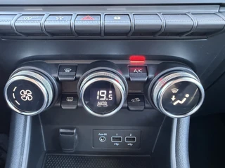 Renault Captur 100pk Intens (Keyless Entry - Camera - Parkeersensoren V+A - LED - Automatische Airco - Navigatie - Two Tone) / 25