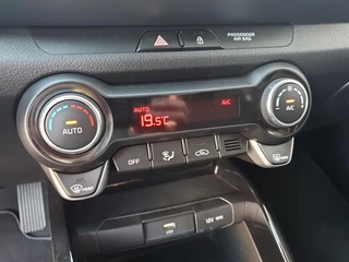Kia Stonic 1.0 T-GDi MHEV DynamicPlusLine Navi | Stoel en stuurverwarming | Camera | Keyless met startknop | Apple Carplay / Android Auto | Getinte ramen achter | Fabrieksgarantie | NAP / 25