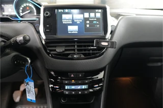 Peugeot 2008 1.2 PureTech Allure  | Trekhaak | Cruise | Navi | Climate | / 16