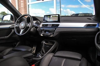BMW X1 xDrive25e High Executive M sport | 1e eigenaar | Dealer onderhouden | Panoramadak | Apple Carplay | Camera | LED adaptief | Head-up | Stoelverwarming | Cruise control / 12