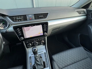 Škoda Superb Combi 1.4 TSI iV AUTOMAAT * Navigatiesysteem * ParkeerCamera * Elek. achterklep * / 25