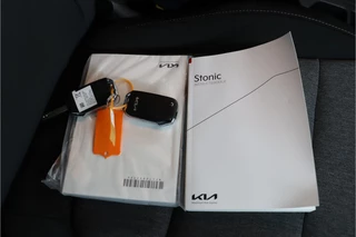 Kia Stonic 1.0 T-GDi MHEV DynamicPlusLine  Stoel/Stuurverwarming - Camera - AUTO Climate - Apple Carplay - Android Auto 7 Jaar of 150.000km fabrieksgarantie / 53