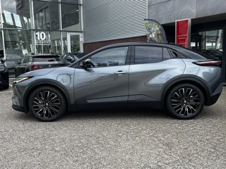 Toyota C-HR+ Executive AWD 77 kWh NIEUW DIRECT LEVERBAAR! 20'' LM-VELGEN STOEL/STUURVERW 360° CAMERA LEER EL-STOEL BLIND SPOT NAVI / 6