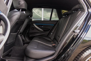 BMW 3-serie Touring 320i M Sport Edition | 2e eigenaar | NL auto | Camera | HiFi audio | Stoelverwarming | DAB | Head-up | Cruise control | LED | Park Assistant | PDC | Navigatie / 18