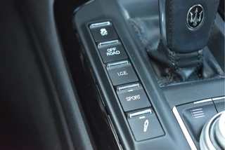 Maserati Levante 3.0 V6 AWD GranLusso 350 pk Facelift Driver ass.Pack 1 | Open dak | Harman/Kardon | Camera | Luchtvering | Carplay | Keyless | DAB | Full LED | 20" / 72