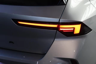 Opel Astra Electric 58 kWh Ultimate / Pano / Suede / 36