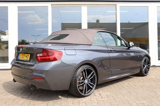 BMW 2 Serie Cabrio M235i xDrive Centennial High Executive Cruise Control, Airco, Apple Carplay, Camera, Navigatie, Prijs Is Rijklaar Inclusief 6 Maanden Garantie / 6