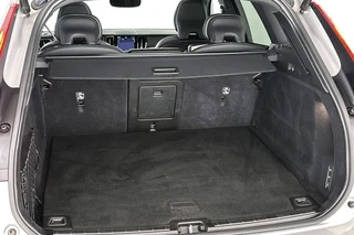 Volvo XC60 2.0 T6 Plug-in hybrid AWD R-Design Pano Trekhaak Harman Kardon Stoelverwarming 21" / 12